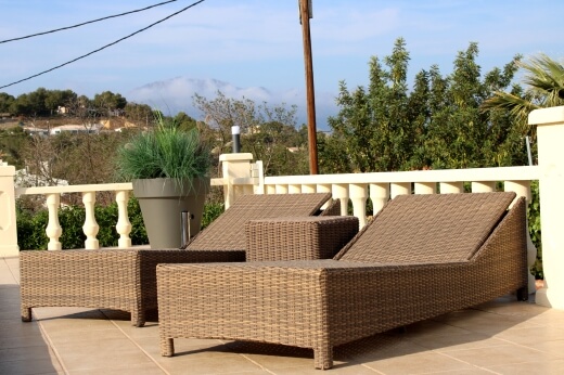 Terras met ligstoelen