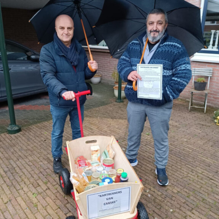 Door wind en regen, Yakub en Cemal.
