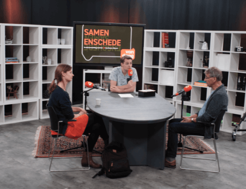 Papieren mondkapjes, plastic handschoenen, lege sigarettendoosjes.